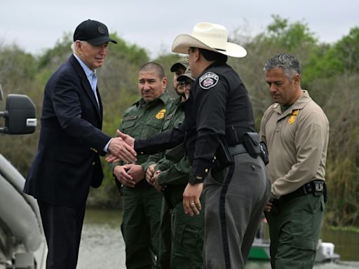 Biden ordena bloquear a los solicitantes de asilo en la frontera con México