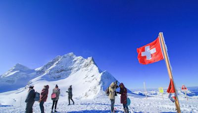 瑞士6大浪漫路線！冰河列車全景玻璃窗看山谷 飛行傘賞湖光山色