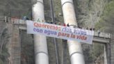 Una pancarta en el embalse de Bolarque reivindica el fin del trasvase