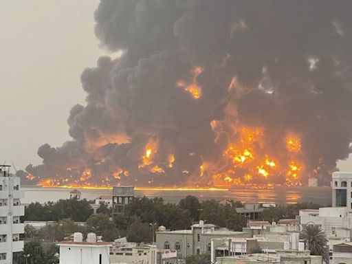 Israel bombardeó un puerto controlado por los hutíes en Yemen - Diario Hoy En la noticia