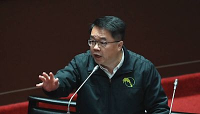 反對國民黨亂扣帽子稱「加嚴罷免連署」 吳秉叡撤回提案