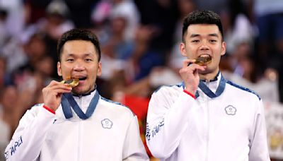 【巴黎奧運】李洋與王齊麟2比1擊退世界排名第一的中國組合奪金，麟洋配羽球男雙二連霸創奧運紀錄 - TNL The News Lens 關鍵評論網