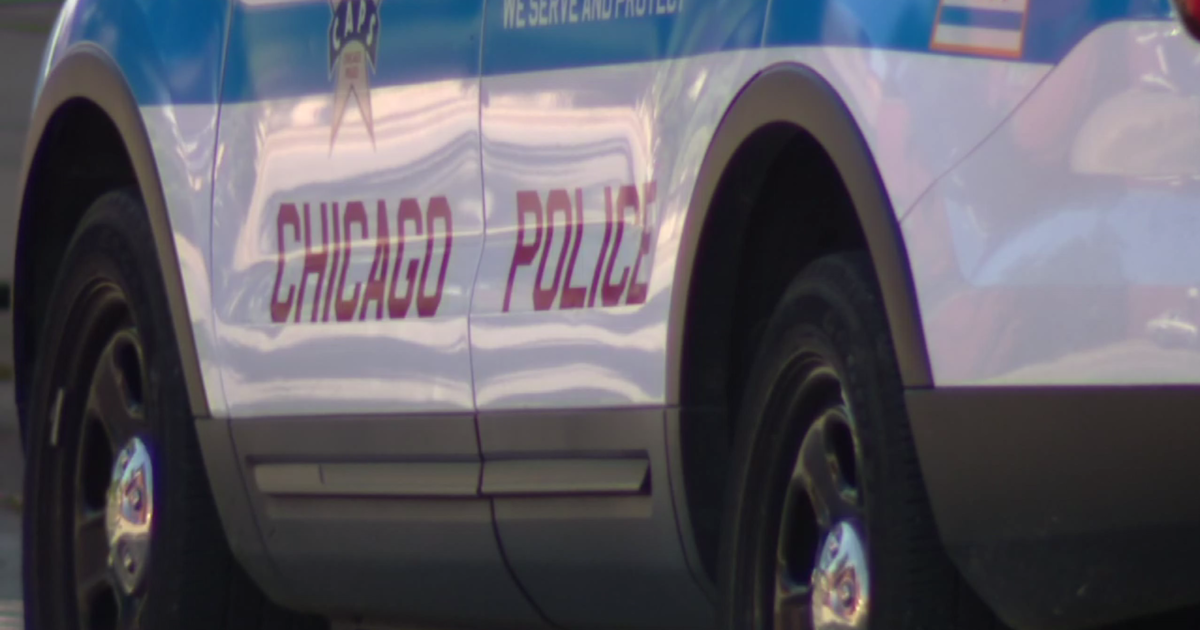 2 men robbed by armed group in Chicago's West Loop, police say