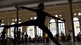 Bailarín cubano mantiene vivo su sueño del ballet tras rehabilitación de raro trastorno inmunológico
