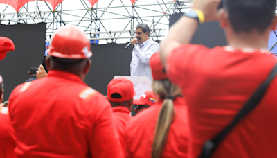 Maduro promete mejoras laborales y pide a trabajadores que voten por él