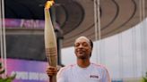"¿Es eso un porro o una antorcha?": Así realizó Snoop Dogg el relevo de la llama olímpica en París