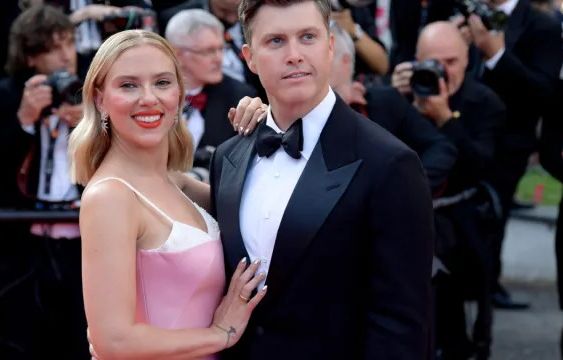 Who Is Scarlett Johansson’s Husband? Colin Jost’s Age, Height & How They Met