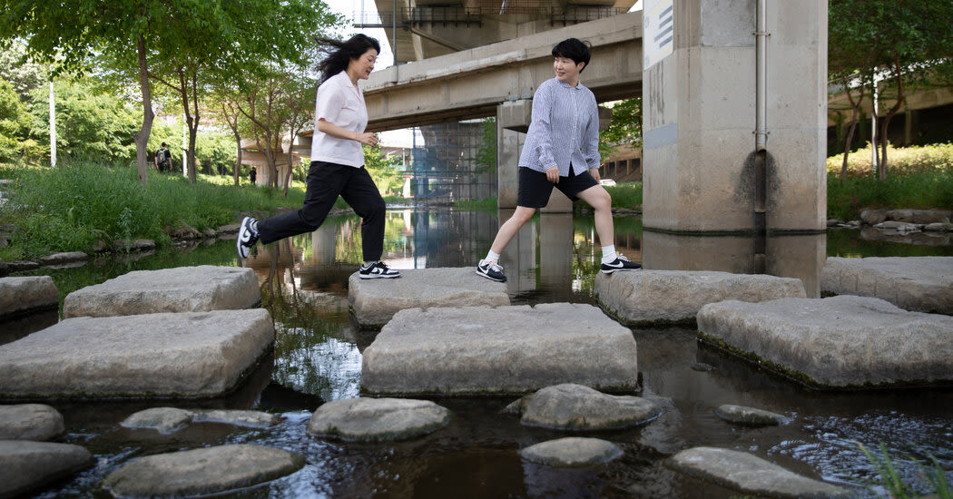 As Many South Koreans Shun Marriage, Two Women Try to Redefine Family