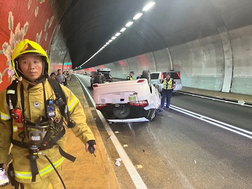 雪隧駕駛疑精神不濟釀追撞 小客車翻一圈「四輪朝天」躺車道