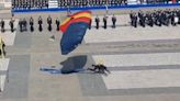 VÍDEO | Un GEO se cae tras saltar desde un helicóptero frente a los reyes Felipe VI y Letizia