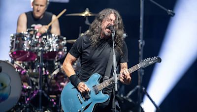 Foo Fighters sell out Dallas tour opener; give shoutouts to Dimebag Darrell, Taylor Hawkins