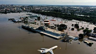 Porto Alegre inundado por un mes, más lluvias, ola de fake news y el golpe para Lula: las claves para entender la tragedia de Rio Grande do Sul - La Tercera