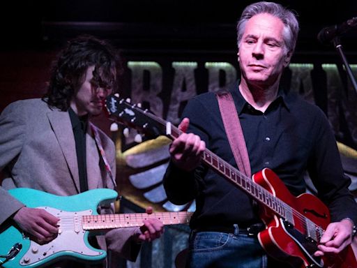 Blinken plays 'Rockin in the Free World' in Kyiv bar