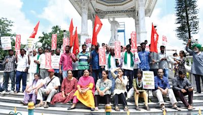 SUCI protests against hike in fuel prices - Star of Mysore