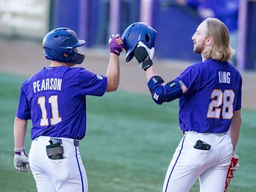 LSU baseball stuns No. 1 Texas A&M to take series in Game 2