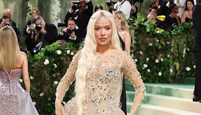 Karol G se transforma en hada para su debut en la Met Gala, impacta en vestido de Marc Jacobs