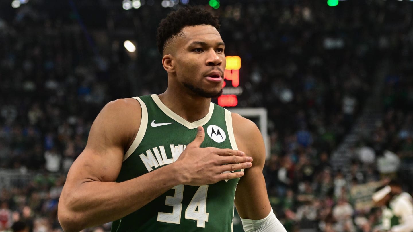 Bucks' Giannis Shows Interest in Rare LeBron, Curry, Durant Autograph Card