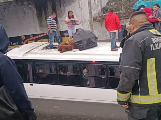 Encharcamientos por fuertes lluvias en Edomex; rescatan a pasajeros de camión 'atascado'