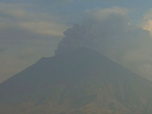 Popocatépetl aumenta a más de 21 horas nivel de tremor y arroja ceniza