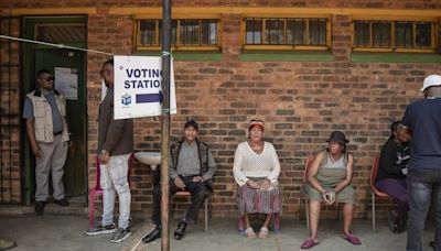 Abren los colegios electorales en Sudáfrica ante el mayor desafío del ANC tras 30 años en el poder