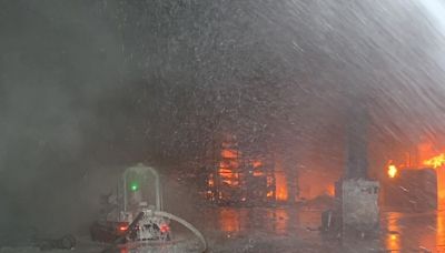 高雄岡山廢油工廠清晨大火 火勢猛烈出動消防機器人灌救
