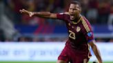 ¡Casi desde media cancha! Salomón Rondón anota golazo en Copa América