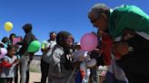 Migrantes celebran el Día del Niño en el río fronterizo de México-EEUU entre restricciones