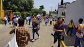 Gobierno de Oaxaca identifica a agresores de maestros en bloqueo del aeropuerto