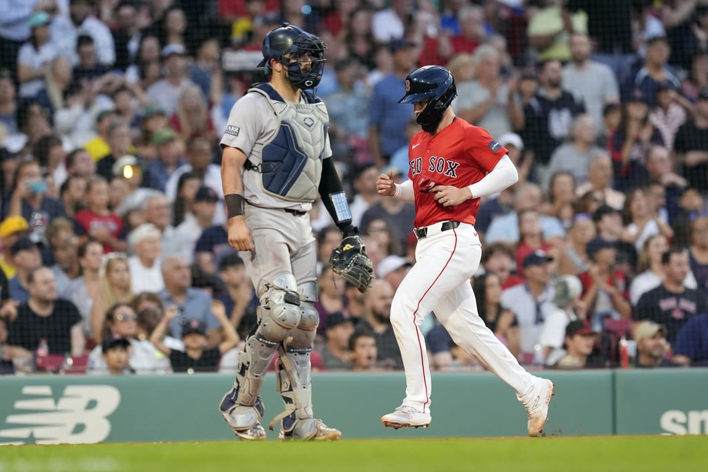 Clay Holmes blows extended save, Yankees lose to Red Sox after late longballs