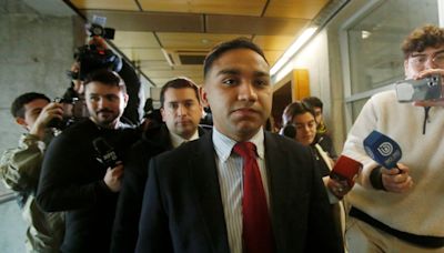 Con críticas a fiscal Chong: Diputados Republicanos y UDI acompañan a ex carabinero Sebastián Zamora en inicio de juicio por caso Pío Nono