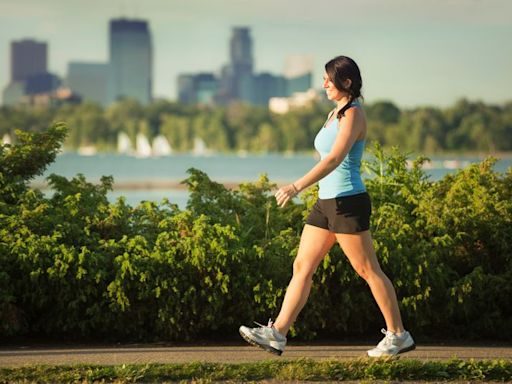 Woman shows off dramatic weight loss transformation after walking 20k every day for 30 days