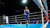 Khelif, boxeadora argelina rodeada por la controversia, se instala en el combate por el oro olímpico