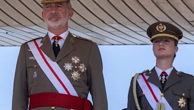 La Princesa Leonor, complicidad con Felipe VI en su primer acto militar como dama alférez cadete