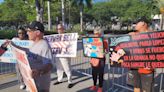 Fanáticos protestan frente al parque de los Marlins ante lo que consideran un pésimo trabajo del equipo