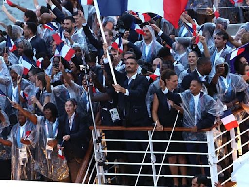 Cérémonie d'ouverture des JO: l'arrivée du bateau de la délégation française sous les acclamations... et sur du Johnny Haliday