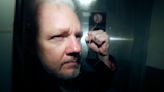 El fundador de WikiLeaks Julian Assange se detiene en Bangkok camino de corte EEUU y de salir libre