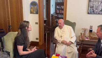 El papa Francisco recibió a la hija de una víctima de Astiz y dejó un fuerte mensaje en plena polémica por la foto en Ezeiza