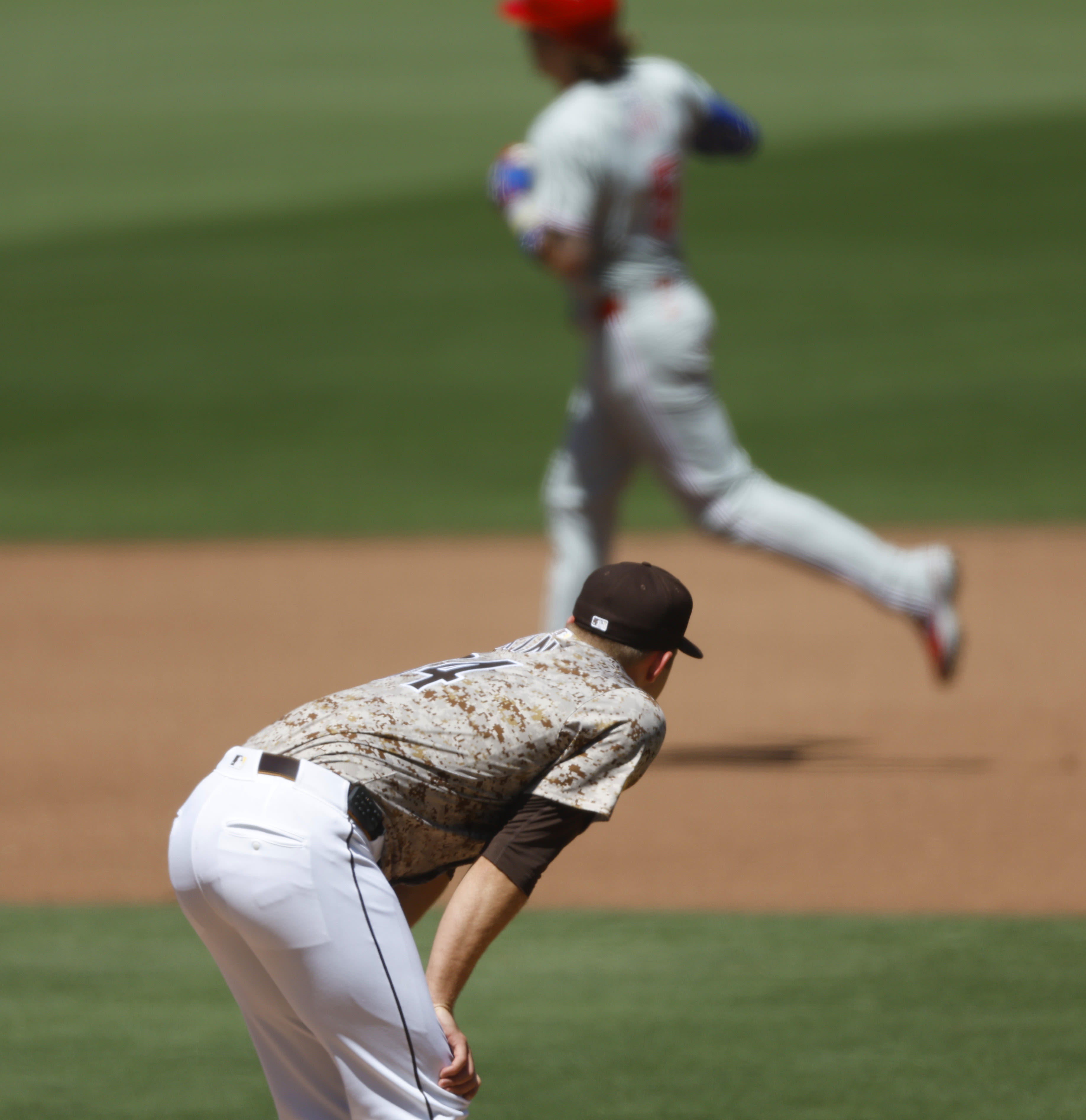 Phillies out-homer Padres to complete 3-game sweep of 'loud series'