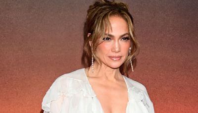 Jennifer Lopez, à tout juste 55 ans, elle se dévoile en maillot de bain échancré et affiche un corps musclé