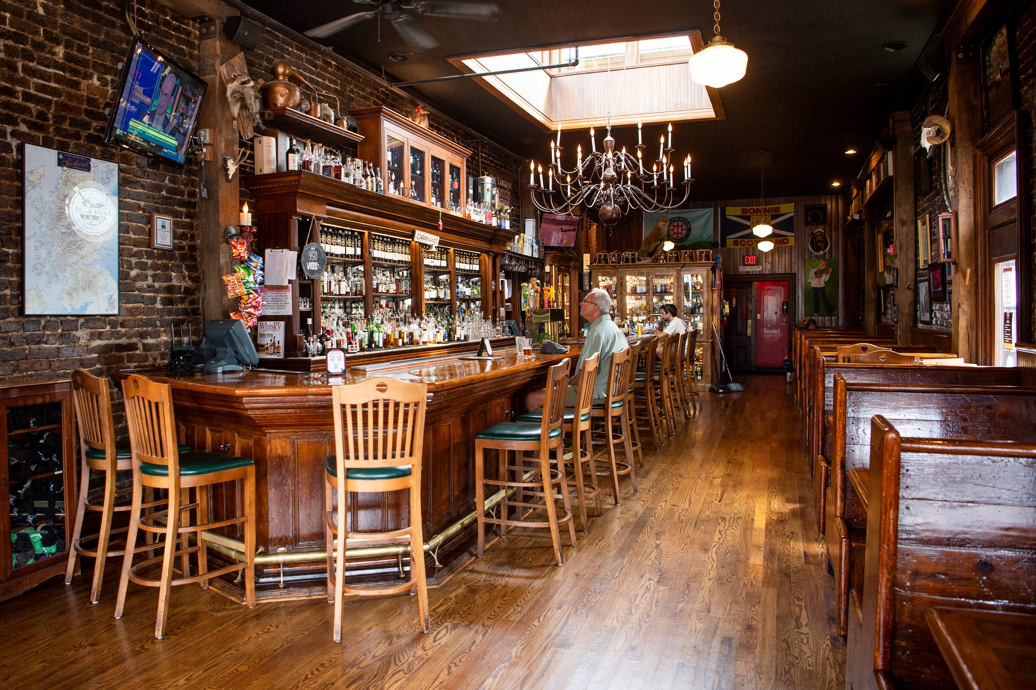 From honky-tonks to cocktail dens, these are the best bars in Tennessee