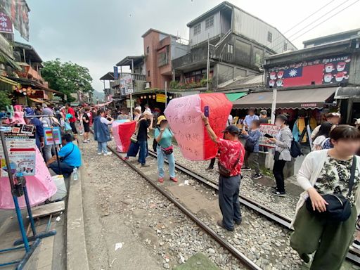 平溪十分老街觀光客多 鐵道上放天燈成常態 (圖)