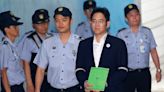 La desesperada razón por la que Corea del Sur perdonó al "príncipe" de Samsung condenado por soborno y malversación