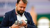 French Open chair umpire rescues a pigeon that landed on the court