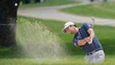 Davis Riley has 70-minute wait before last putt in bogey-free 2nd round for lead at Colonial