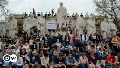 Hungary: Tens of thousands rally in support of Orban rival