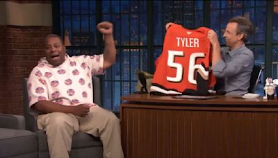 Thompson gifts Seth Meyers Ducks jersey on late-night show | NHL.com