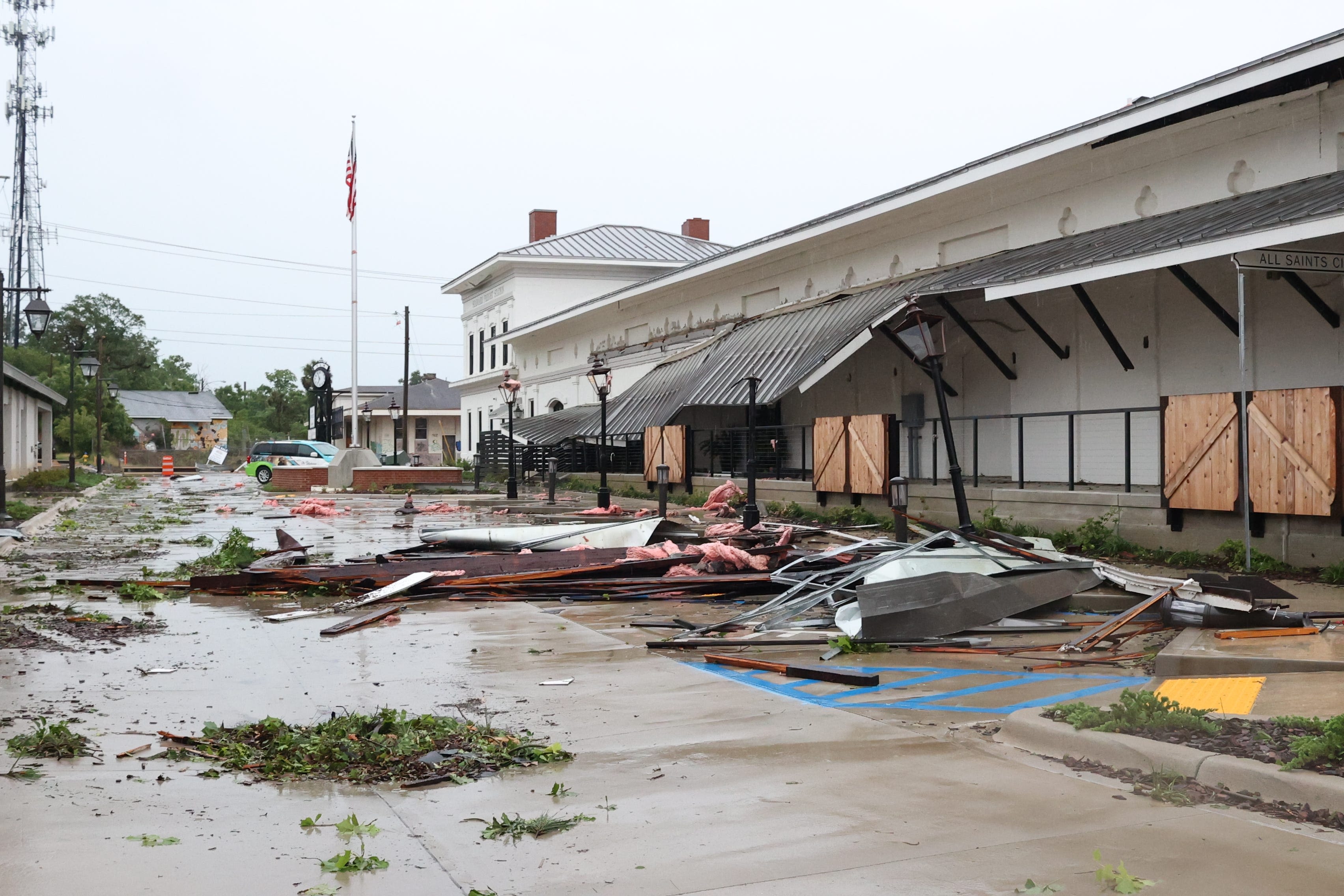 Tallahassee tornado live updates: Schools closed; 60K without power; buildings damaged