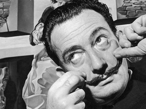 El día que Salvador Dalí le contó a la BBC el secreto de cómo mantenía su bigote