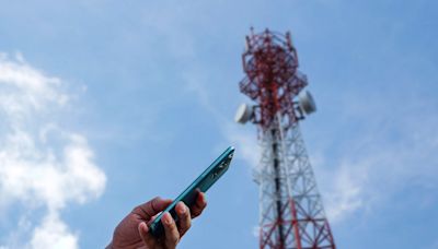 How a teenager used a spoof cell tower to steal personal information from thousands of people