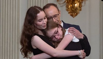 Emoción y lágrimas en el regreso a casa de los presos liberados por Rusia en el mayor intercambio desde la Guerra Fría